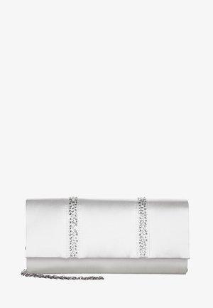 Biała satynowa kopertówka z dwoma pionowymi rzędami małych srebrnych ćwieków i srebrnym łańcuszkowym paskiem, na białym tle.