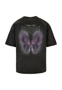 Tricou din bumbac negru, cu un grafic mare reprezentând o flutură purpurie pe spate, cu un aspect uzat și distresat și mâneci scurte.