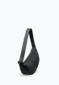 Sort nylon crossbody taske med en bøjet form, justerbar rem og en glat tekstur. Har en lynlåslukning og et minimalistisk design.