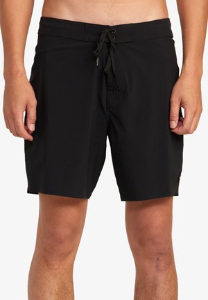 Pantalones cortos de baño negros hechos de un material ligero, con cintura ajustable, bolsillos laterales y una textura suave.