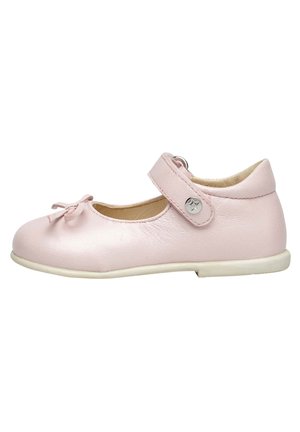 Rosa Leder-Mary-Jane-Schuhe mit runder Spitze, Schleifendetail, Klettverschluss und einer weißen Gummisohle. Weiche Textur und glatte Oberfläche.