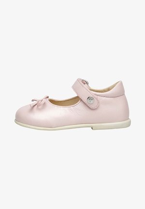 Zapato Mary Jane de cuero rosa con punta redonda, detalle de lazo, tira de gancho y bucle, y suela de goma blanca. Textura suave y acabado liso.