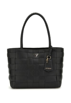 Zwarte geweven leren tote tas met gevlochten handvaten, metalen Guess-logo plaatje en een aan het handvat hangende Guess label bedel.