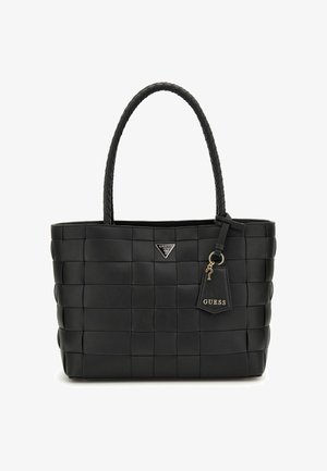 Czarna pleciona skórzana torba typu tote z plecionymi uchwytami, metalową plakietką z logo Guess oraz przypiętym zawieszką Guess wiszącą na uchwycie.