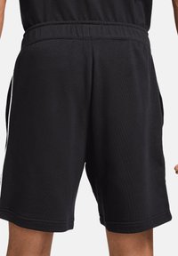 Nike Sportswear Shorts - schwarzweiss