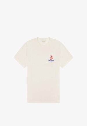 Kremowa koszulka z krótkim rękawem. Na lewej stronie piersi znajduje się nadruk z czerwonym i niebieskim logo Wrangler oraz grafiką kowboja.