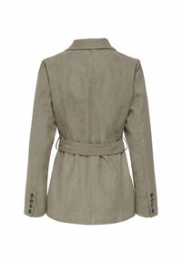 Olijfgroene suede-achtige jas met een getailleerde pasvorm, een ceintuur in de taille en knoopjes op de mouwen. Heeft een gladde textuur en een gestructureerde kraag.