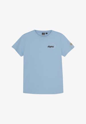 Helles blaues T-Shirt mit kurzen Ärmeln aus Baumwolle, mit Rundhalsausschnitt und einem schwarzen Logo-Druck auf der Vorderseite. Etikett am linken Ärmel.