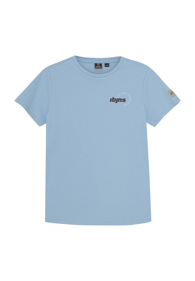 Ljusblå kortärmad t-shirt i bomull, med rund halsringning och en tryckt logotyp i svart på framsidan. Etikett på vänster ärm.