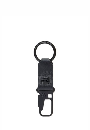 Schwarzer Leder-Schlüsselanhänger mit Metallring, auf dem "Piquadro" eingraviert ist, und einem schwarzen Metallclip an der Unterseite zum Befestigen von Schlüsseln oder Zubehör.