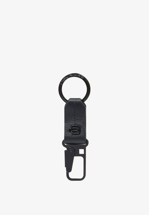 Schwarzer Leder-Schlüsselanhänger mit Metallring, auf dem "Piquadro" eingraviert ist, und einem schwarzen Metallclip an der Unterseite zum Befestigen von Schlüsseln oder Zubehör.