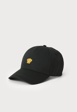 Gorra de béisbol negra hecha de tejido con visera curva. Presenta un logo de león bordado en amarillo en el panel frontal. Diseño simple y ligero.