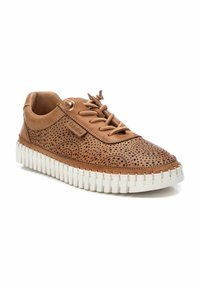 Zapatilla de cuero marrón con diseño perforado, cierre con cordones y suela de goma blanca con bordes serrados para agregar textura.