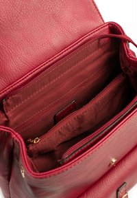 Borsa in pelle rossa con una texture a piccole pietre. L'interno presenta più scomparti, tra cui due tasche con cerniera, foderate in tessuto coordinato.