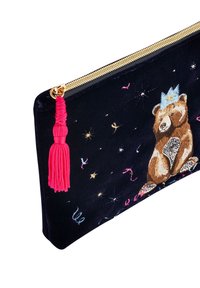 Svart sammetclutch med gulddragkedja, med en broderad björndesign, rosa tofs och färgglada, fantasifulla mönster utspridda över ytan.