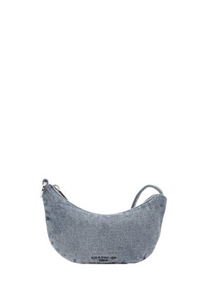 Piccola tracolla grigia in denim a forma di mezzaluna con chiusura a cerniera e tracolla corta su sfondo bianco.