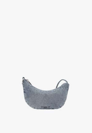 Mała, półksiężycowata, szara torba na ramię z denimu, z zamkiem błyskawicznym i krótkim paskiem na białym tle.