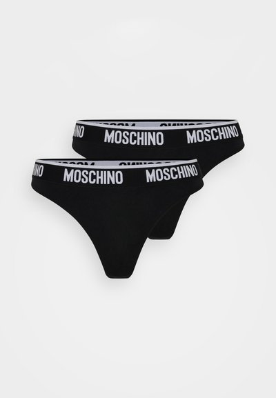 Schwarze Baumwoll-Tangas mit einem breiten, weißen elastischen Bund, der das wiederholte "Moschino"-Branding zeigt. Glatte Textur mit einem minimalistischen Design.