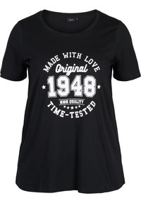 Černé bavlněné tričko s kulatým výstřihem, krátkým rukávem a bílým grafickým textem: "Vyrobeno s láskou, originál 1948, vysoká kvalita, časem prověřeno."