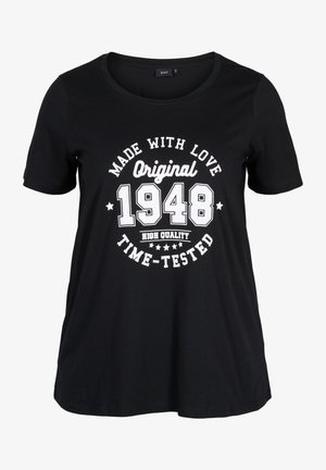Sort bomulds T-shirt med rund halsudskæring, korte ærmer og hvid grafisk tekst: "Lavet med Kærlighed, Original 1948, Høj Kvalitet, Tids-Testet."