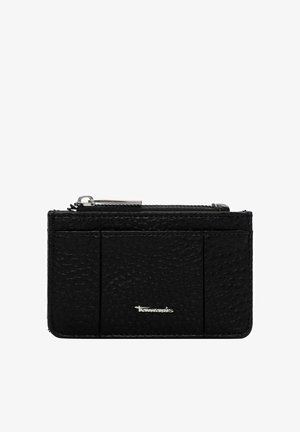 Zwart textuurleren kaarthouder met een ritsvak, drie kaartsleuven en een metalen logodetail aan de voorkant. Compact en functioneel ontwerp.