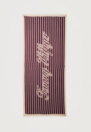 Rødbrun og beige stribet, rektangulært tørklæde med "Tommy Hilfiger" skrevet i beige midt på en hvid baggrund.