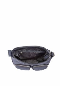 Granatowa nylonowa torba na ramię z dwoma przednimi kieszeniami na zamek, regulowanym paskiem i wzorzystą podszewką. Posiada teksturowaną rączkę zapewniającą lepszy chwyt.