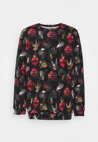 Zwarte sweatshirt met een mix van tattoo-geïnspireerde illustraties, waaronder harten, schedels, slangen en bloemen in rood, groen en goud.