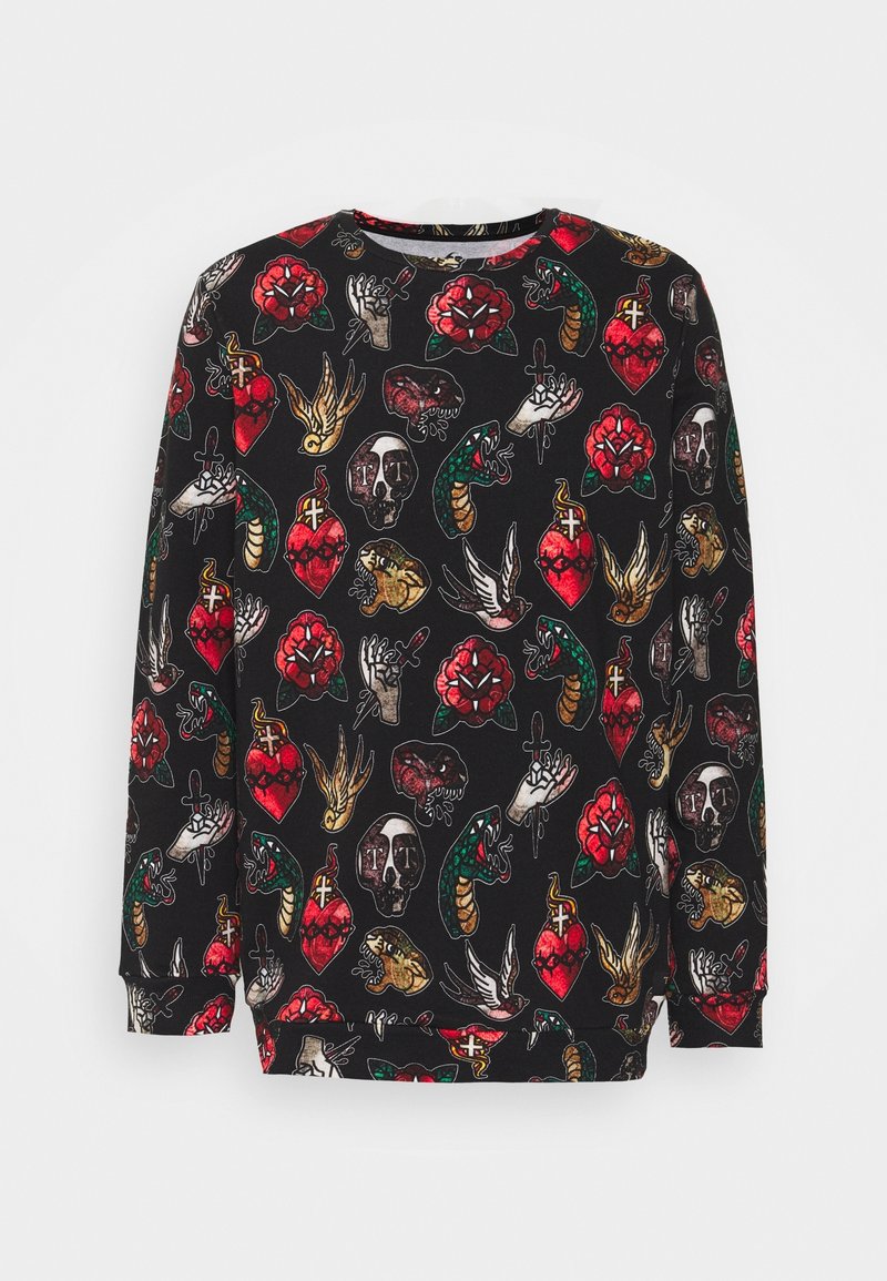 Zwarte sweatshirt met een mix van tattoo-geïnspireerde illustraties, waaronder harten, schedels, slangen en bloemen in rood, groen en goud.