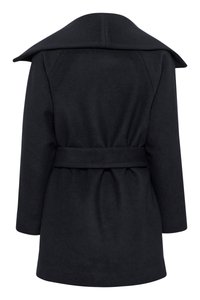 Fekete gyapjúkabát széles gallérral, öves derékkal és szögletes vállvarrással. Simogató tapintású, térd alá érő kialakítás.