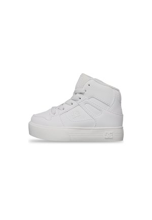 Witte hoge sneaker met veters, dikke zool en DC-logo in reliëf op de zijkant, in profiel weergegeven tegen een effen achtergrond.