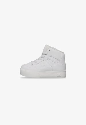 Baskets montantes blanches avec lacets, semelle épaisse et logo DC embossé sur le côté, montrées de profil sur un fond uni.