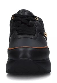 Sneaker in pelle nera con punta rotonda, chiusura con lacci, dettagli in hardware dorato e suola testurizzata con un particolare marrone lungo la parte superiore.