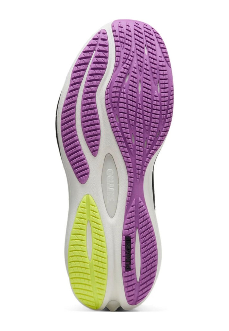 La suola della scarpa presenta un motivo in gomma viola ondulato, con una sezione centrale bianca e dei dischetti di trazione gialli brillanti. Accenti neri vicino al bordo.