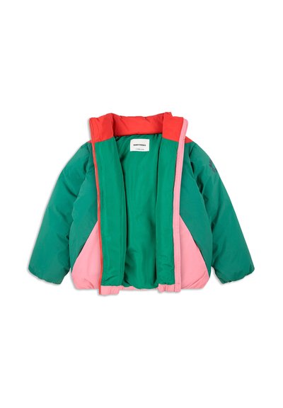Veste matelassée avec un corps vert, des accents rose et rouge, un col haut et une fermeture éclair sur le devant. Tissu texturé avec des détails cousus.