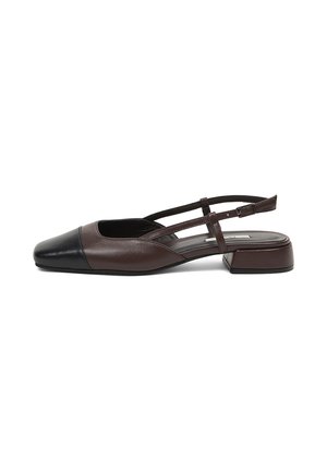 Brauner Slingback-Schuh mit niedrigem Absatz, schwarzer spitzer Zehenpartie, verstellbarem Riemen und quadratischem Absatz, seitlich auf weißem Hintergrund dargestellt.