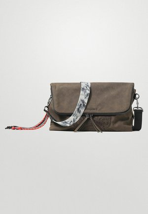 Brun fold-over crossbody taske af stof med sort lynlås, bred marmoreret grå rem samt røde og sorte kvastdekor.
