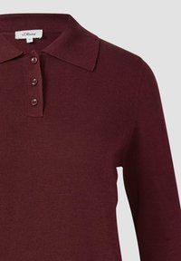 Bordo koszulka polo z długim rękawem o ribbowanej fakturze, z trzema guzikami i klasycznym kołnierzykiem. Metka s.Oliver wewnątrz kołnierza.