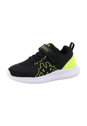 Czarne sportowe sneakersy z teksturowaną cholewką, neonowozielonymi akcentami, białą podeszwą oraz regulowanym paskiem z logo marki i liniami wydajnościowymi.