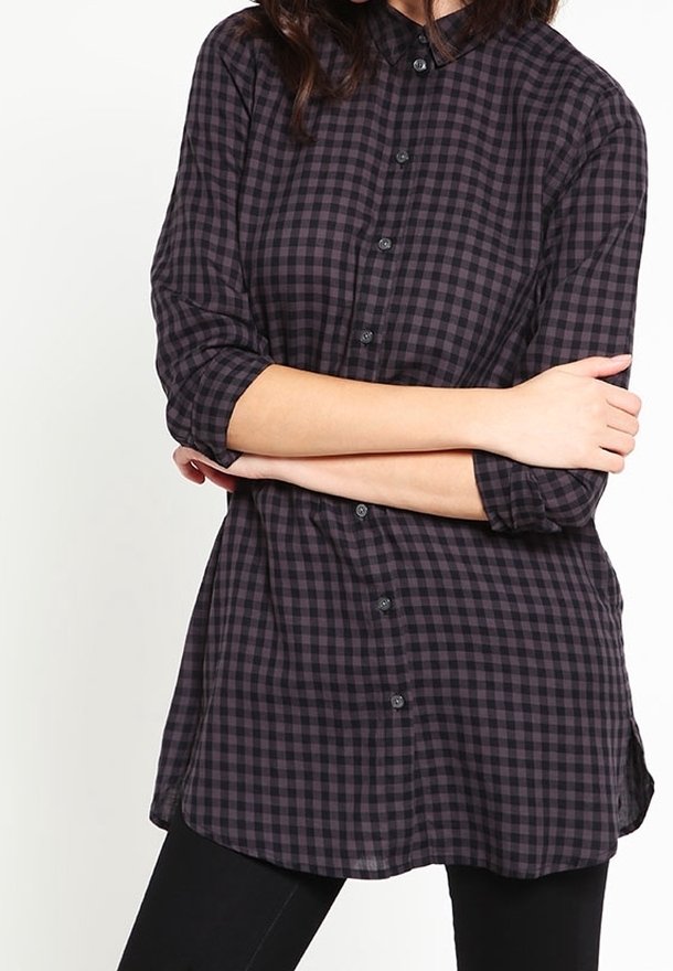 Camicia a quadri nera e viola con colletto a punta, chiusura con bottoni sul davanti e maniche a tre quarti. Tessuto morbido con vestibilità comoda.