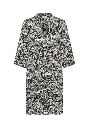 Zwart-witte jurk tot op de knie met driekwart mouwen, een kraag en een ingewikkeld paisley-patroon over de hele jurk.