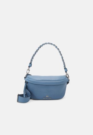 Blauwe leren Michael Kors handtas met gevlochten handvat en verstelbare schouderriem, compact en gestructureerd met ritssluiting.