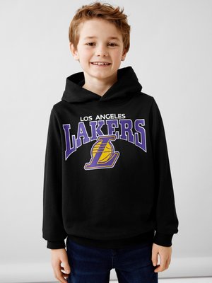 Felpa nera con cappuccio con testo "Los Angeles Lakers" in bianco e viola, e un emblema di pallacanestro giallo. Tessuto morbido e maniche lunghe.