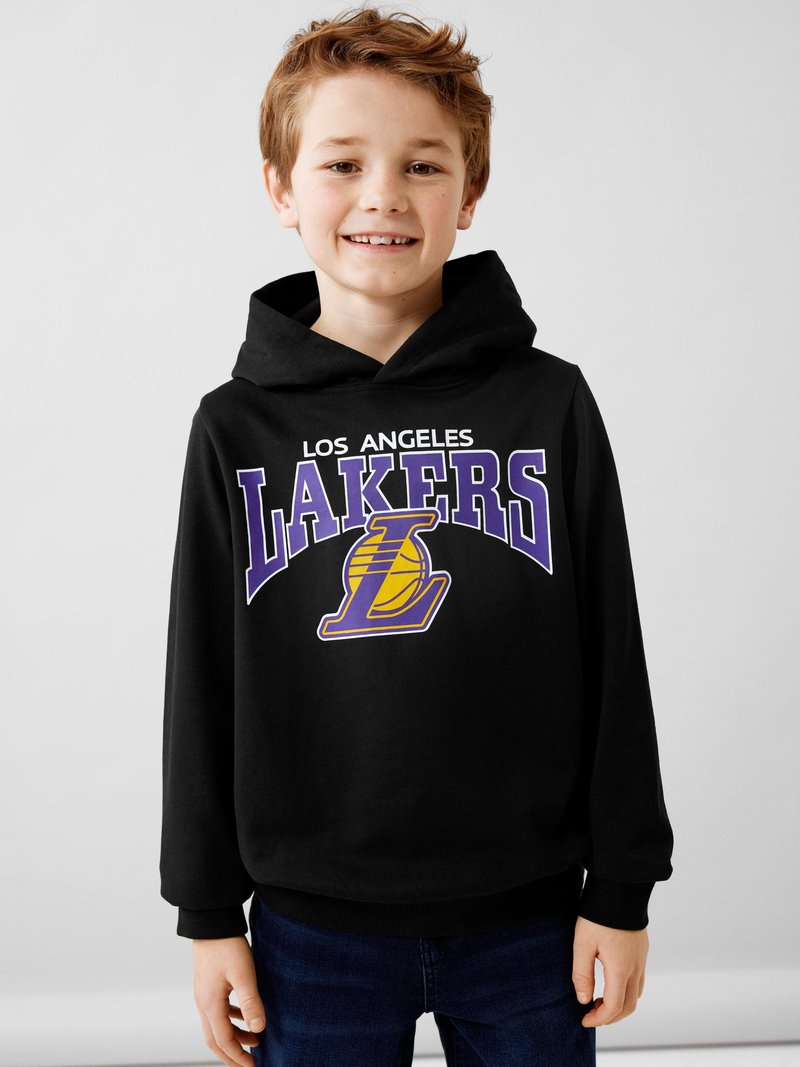 Felpa nera con cappuccio con testo "Los Angeles Lakers" in bianco e viola, e un emblema di pallacanestro giallo. Tessuto morbido e maniche lunghe.