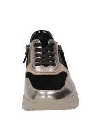 Sneaker mit einer metallic-silbernen Oberfläche, schwarzen Wildlederakzenten, strukturiertem Stoff und einer Schnürdesign mit seitlichen Reißverschlüssen und einer klobigen Sohle.