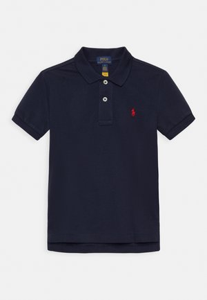 Marineblauwe polo gemaakt van textuur-katoen, met een gekraagde halslijn, drie knoopsluiting en een klein rood geborduurd logo.