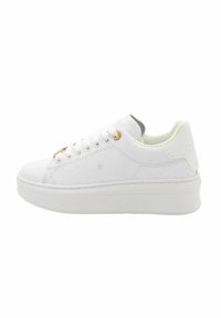 Sneaker bianco a bassa cima con motivo impresso, suola spessa, lacci bianchi e occhielli dorati, mostrato dal lato esterno.
