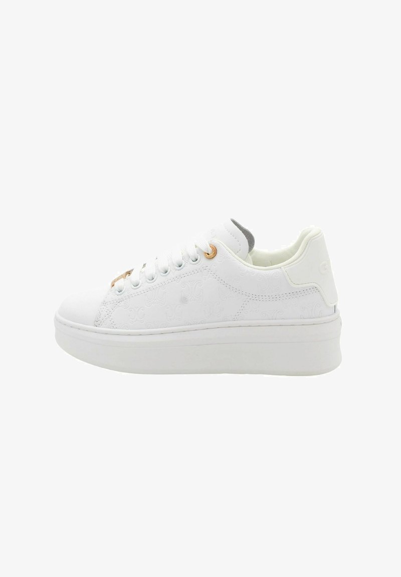 Sneaker bianco a bassa cima con motivo impresso, suola spessa, lacci bianchi e occhielli dorati, mostrato dal lato esterno.