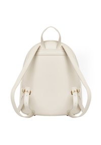 Sac à dos en cuir blanc avec une texture lisse, de forme arrondie, deux bretelles réglables, une poignée supérieure et des accents en métal doré.