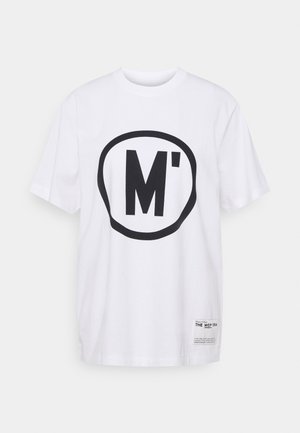 Weißes Baumwoll-T-Shirt mit kurzen Ärmeln und einem schwarzen runden Motiv, das den Buchstaben "M" zeigt. Am unteren Rand ist ein kleines Etikett angebracht.